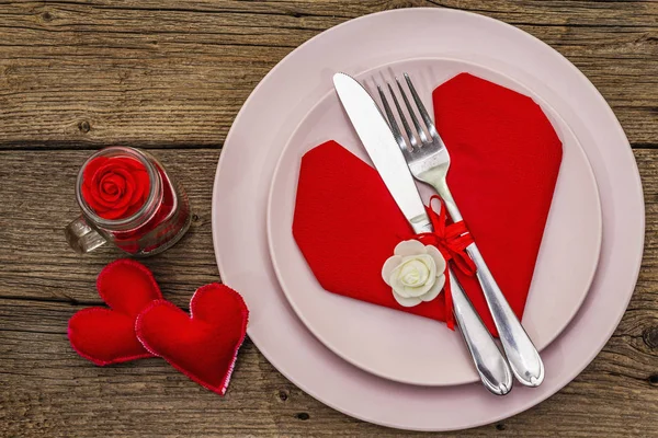 Romantikus vacsoraasztal. Szerelmi koncepció Valentin-napra vagy anyák napjára, esküvői evőeszközök. Vintage fa táblák háttér — Stock Fotó