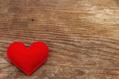 Sevgililer günü ya da anneler günü için aşk konsepti. Metin için boşluğu olan kart. Kırmızı keçeli kalp, eski tahta arka plan
