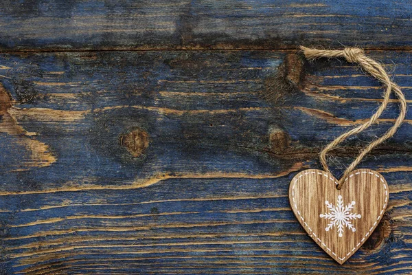 Love concept for Valentines day. Card with space for text. Natural heart, old wooden boards background — 스톡 사진
