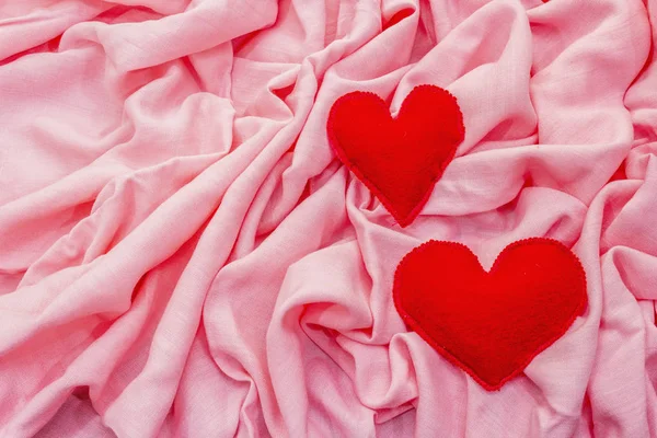 Walentynki lub koncepcja karty ślubnej. Romantyczny design, czerwone filcowe serca. Różowy materiał tło — Zdjęcie stockowe