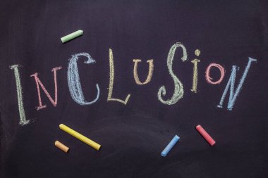 Siyah okul tahtasına tebeşirle yazılmış bir kelime. Eğitim kavramı