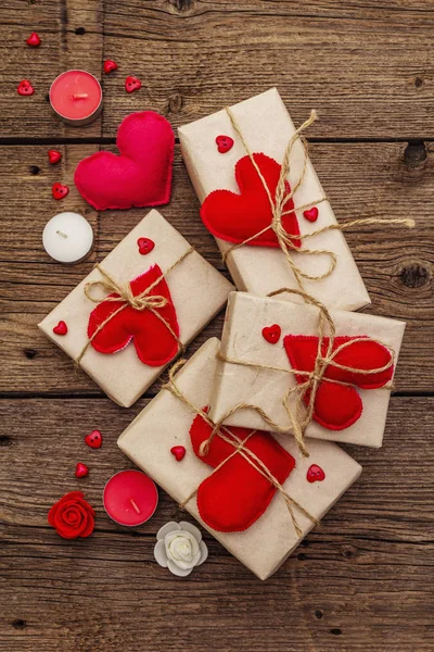 Sıfır atık hediye konsepti. Sevgililer Günü ya da düğün çevre dostu paketleme. Kırmızı keçeli kalple dolu el işi kağıt kutular. Klasik ahşap arkaplan — Stok fotoğraf