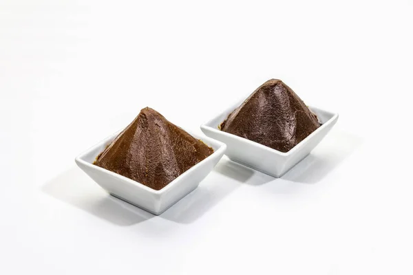 Miso, condimento tradicional japonés. Dos tipos, pasta marrón oscuro y claro, aislado sobre fondo blanco — Foto de Stock