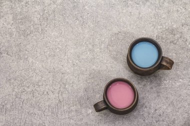 Moda içeceği mavi ve pembe latte. Lavanta ya da spirulina ve gül, pancar kökü ya da ahududu kahvesi. Taş beton arka plan