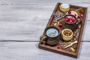İki aşık için romantik renkli kahve seti. Lavanta ve gül, pudra aromalı şeker, baharatlar. Sevgililer Günü konsepti. Tepsi, tahta tahta arka plan