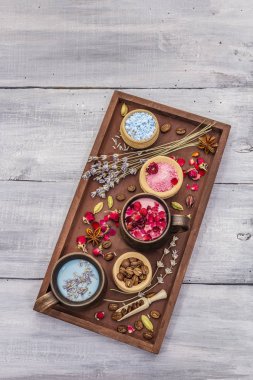İki aşık için romantik renkli kahve seti. Lavanta ve gül, pudra aromalı şeker, baharatlar. Sevgililer Günü konsepti. Tepsi, tahta tahta arka plan
