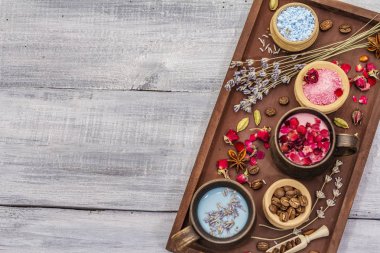 İki aşık için romantik renkli kahve seti. Lavanta ve gül, pudra aromalı şeker, baharatlar. Sevgililer Günü konsepti. Tepsi, tahta tahta arka plan