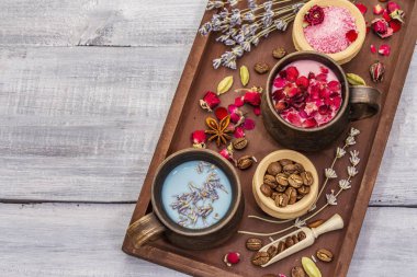 İki aşık için romantik renkli kahve seti. Lavanta ve gül, pudra aromalı şeker, baharatlar. Sevgililer Günü konsepti. Tepsi, tahta tahta arka plan