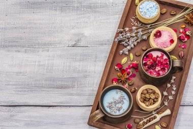 İki aşık için romantik renkli kahve seti. Lavanta ve gül, pudra aromalı şeker, baharatlar. Sevgililer Günü konsepti. Tepsi, tahta tahta arka plan