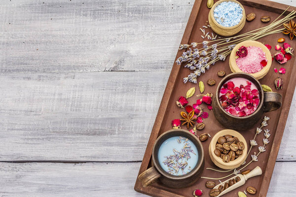 Набор романтического цветного кофе латте для двух влюбленных. Лаванда и роза, порошковый ароматический сахар, специи. День святого Валентина концепция. Поднос, деревянные доски
