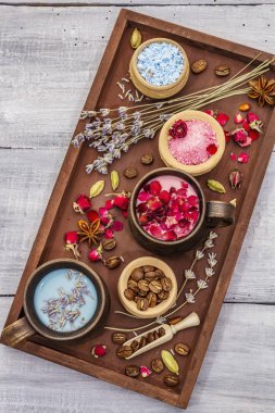 İki aşık için romantik renkli kahve seti. Lavanta ve gül, pudra aromalı şeker, baharatlar. Sevgililer Günü konsepti. Tepsi, tahta tahta arka plan