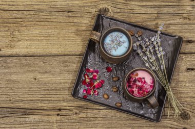 İki aşık için romantik renkli kahve seti. Lavanta ve gül, pudra aromalı şeker, baharatlar. Sevgililer Günü konsepti. Tahta kaplama arka plan