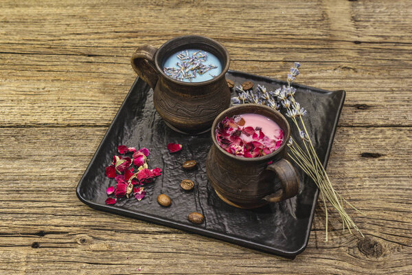 Набор романтического цветного кофе латте для двух влюбленных. Лаванда и роза, порошковый ароматический сахар, специи. День святого Валентина концепция. Деревянные доски
