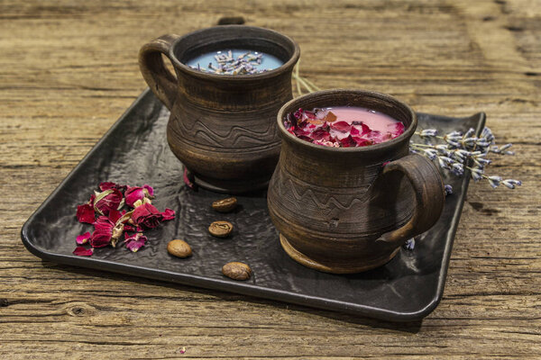 Набор романтического цветного кофе латте для двух влюбленных. Лаванда и роза, порошковый ароматический сахар, специи. День святого Валентина концепция. Деревянные доски
