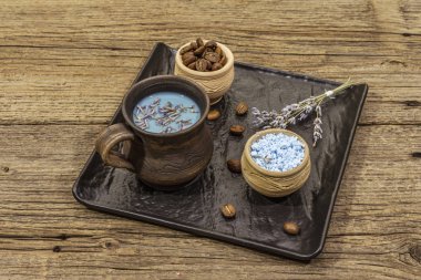 Renkli latte. Lavanta ve aromatik şeker, kahve çekirdekleri. Tahta kaplama arka plan