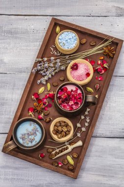 İki aşık için romantik renkli kahve seti. Lavanta ve gül, pudra aromalı şeker, baharatlar. Sevgililer Günü konsepti. Tepsi, tahta tahta arka plan