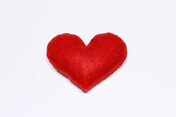 Czerwone serce wyizolowane na białym tle. Walentynki lub ślub romantyczna koncepcja — Zdjęcie stockowe