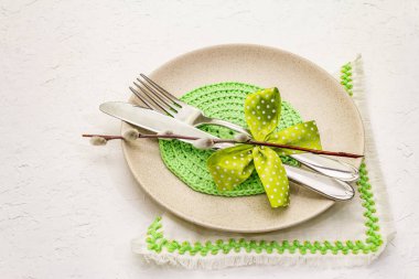 Beyaz macun arkaplanda paskalya masası ayarı. Bahar tatili kartı şablonu. Çatal bıçak, işlemeli peçete, fiyonk, söğüt foku.