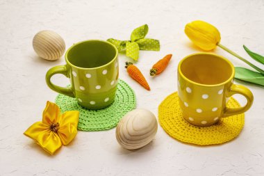 Beyaz macun arkaplanda paskalya masası ayarı. Bahar tatili kartı şablonu. Çatal bıçak, peçete, yumurta, havuç, tavşan, lale, puantiye.