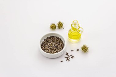 Dulaf otu yağı ve tohumları beyaz arka planda izole edilmiş. Güzellik ve kişisel bakım konsepti