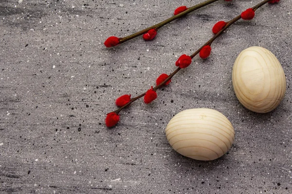 Zéro déchet concept de Pâques. Œuf en bois, ruban de satin, sceaux de saule rouge. Pas de plastique, éco tendance. Gris fond béton — Photo