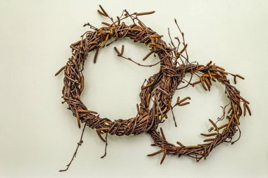 Ağaç dallarının hasır çelengi. Paskalya sıfır atık, DIY konsepti. Tasarım elemanı ve dekor. Işık arkaplanı, kapat, üst görünüm