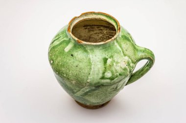 Beyaz arkaplanda izole edilmiş klasik seramik sürahi