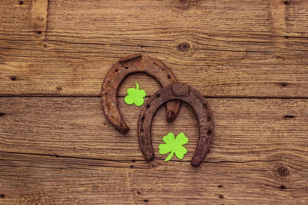 Twee Gietijzeren Ijzeren Paardenhoefijzers Vilten Kruidnagelbladeren Succes Symbool Patrick Day — Stockfoto