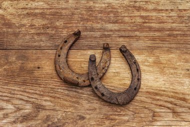 Demir gibi metal at nalları atın. İyi şanslar sembolü, Aziz Patrick Günü konsepti. Eski ahşap arka plan, at aksesuarları, üst manzara.