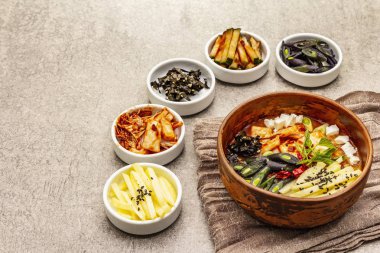 Geleneksel Kore baharatlı çorba, kimchi, tofu, sebze. Sağlıklı yemek için sıcak yemek. Taş beton arkaplan, kopyalama alanı