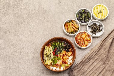 Geleneksel Kore baharatlı çorba, kimchi, tofu, sebze. Sağlıklı yemek için sıcak yemek. Taş beton zemin, üst görünüm