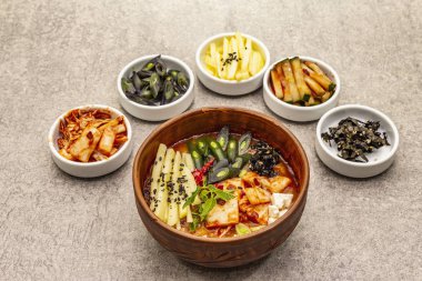 Geleneksel Kore baharatlı çorba, kimchi, tofu, sebze. Sağlıklı yemek için sıcak yemek. Taş beton arkaplan, kopyalama alanı