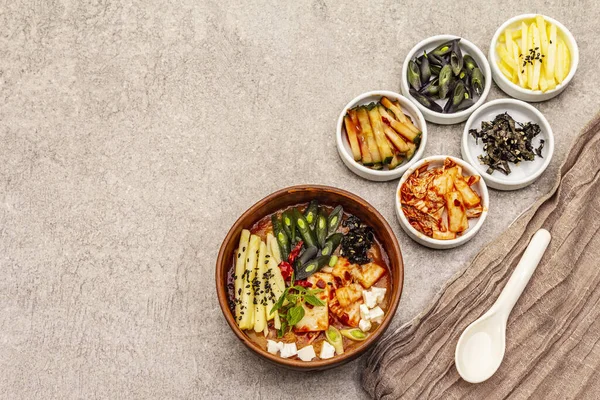 야채를 곁들인 한국의 전통매운 건강에 식사를 뜨거운 구체적 위에서 — 스톡 사진