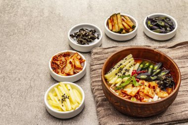 Geleneksel Kore baharatlı çorba, kimchi, tofu, sebze. Sağlıklı yemek için sıcak yemek. Taş beton arkaplan, kopyalama alanı