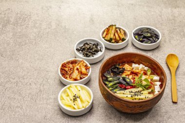 Geleneksel Kore baharatlı çorba, kimchi, tofu, sebze. Sağlıklı yemek için sıcak yemek. Taş beton arkaplan, kopyalama alanı