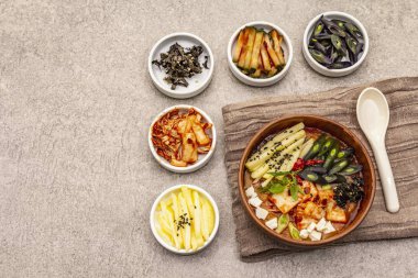 Geleneksel Kore baharatlı çorba, kimchi, tofu, sebze. Sağlıklı yemek için sıcak yemek. Taş beton zemin, üst görünüm