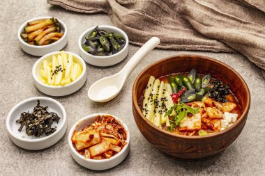 Geleneksel Kore baharatlı çorba, kimchi, tofu, sebze. Sağlıklı yemek için sıcak yemek. Taş beton arka plan, kapat