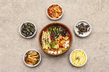 Geleneksel Kore baharatlı çorba, kimchi, tofu, sebze. Sağlıklı yemek için sıcak yemek. Taş beton zemin, üst görünüm