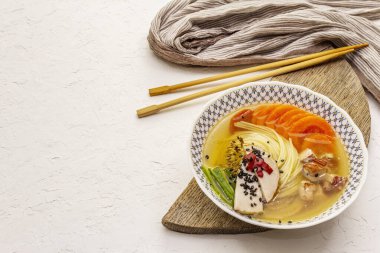 Füme tavuk ve sebzeli Kore erişte çorbası. Sağlıklı yemek için baharatlı yemek. Beyaz macun dokusu arkaplanı, kopyalama alanı