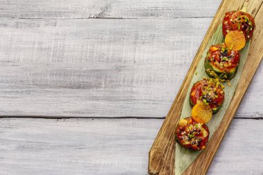 Kore usulü salatalık dolması. Kojori kimchi baharatlı aperatif. Mayalanmış ve marine edilmiş sebzeler. Gri tahta kaplama arka plan, üst manzara