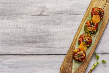 Kore usulü salatalık dolması. Kojori kimchi baharatlı aperatif. Mayalanmış ve marine edilmiş sebzeler. Gri tahta kaplama arka plan, üst manzara