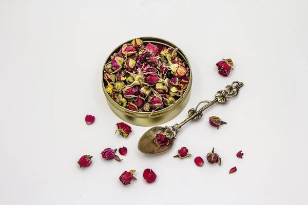 白を基調とした伝統的なトルコのバラの芽茶 錫の箱 銀のスプーン ドライフラワー 健康的なライフスタイルのコンセプト — ストック写真