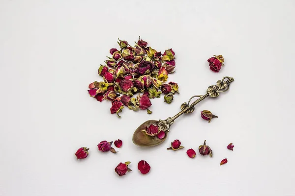 白を基調とした伝統的なトルコのバラの芽茶 ドライフラワー 花びら シルバースプーン 健康的なライフスタイルのコンセプト — ストック写真