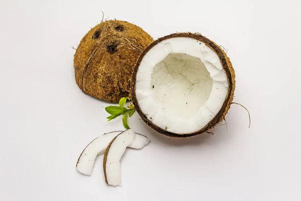 Coco Maduro Cortado Duas Metades Isolado Sobre Fundo Branco Frutas — Fotografia de Stock