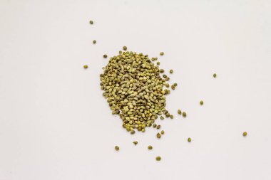 Beyaz arka planda izole edilmiş olgun kenevir tohumları. Trend yiyecek, ilaç ve güzellik malzemeleri, sağlıklı yaşam tarzı konsepti