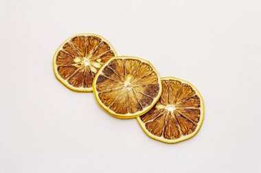 Beyaz arka planda izole edilmiş limon dilimleri. Sağlıklı beslenme kavramı, kapat.