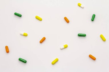 Çeşitli ilaç hapları, kapsüller, beyaz arka planda izole edilmiş haplar. Çeşitli hastalıkların tedavisi, geleneksel tıp