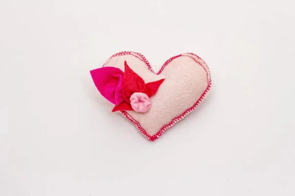 Нежное Светло Розовое Войлочное Сердце Изолировано Белом Фоне День Святого — стоковое фото