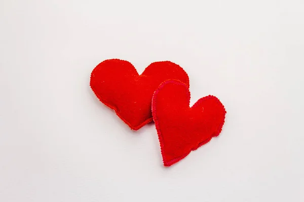 Rood Voelde Harten Geïsoleerd Witte Achtergrond Valentijnsdag Bruiloft Romantisch Concept — Stockfoto