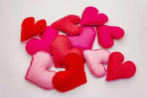Heap Corações Feltro Coloridos Isolados Fundo Branco Dia Dos Namorados — Fotografia de Stock